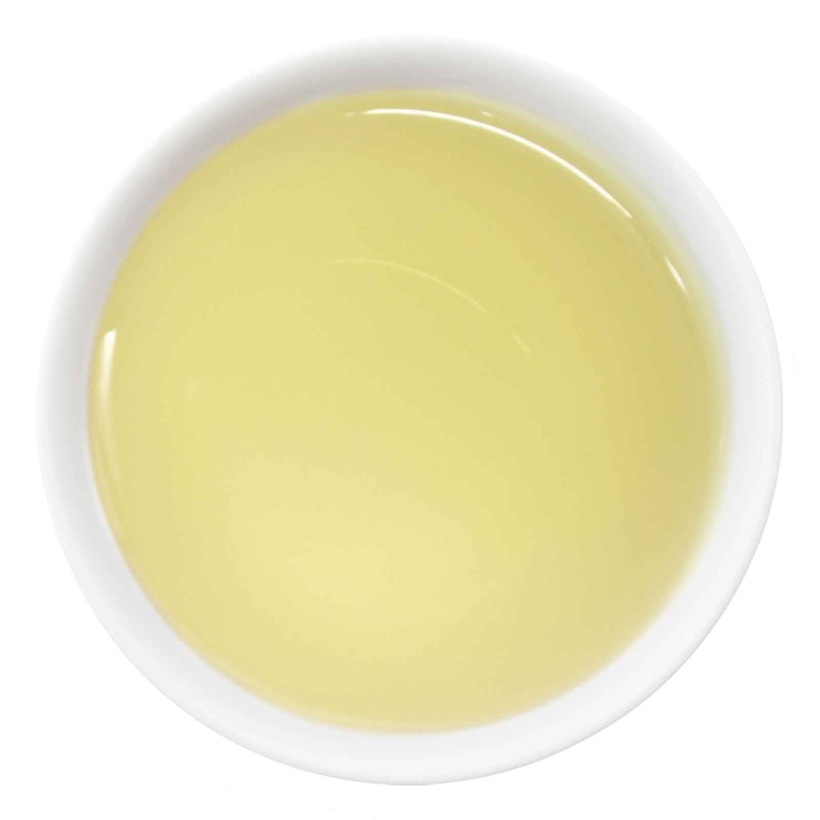 Aufgebrühter Tee mit gelbgoldener Tassenfarbe