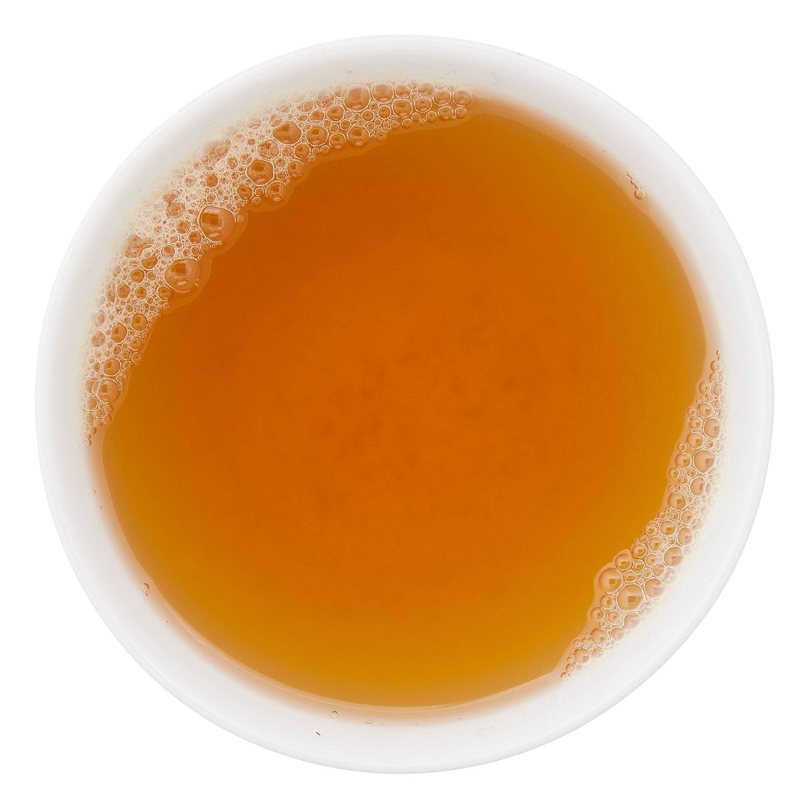 Aufgebrühter Tee mit gelbgrüner Tassenfarbe