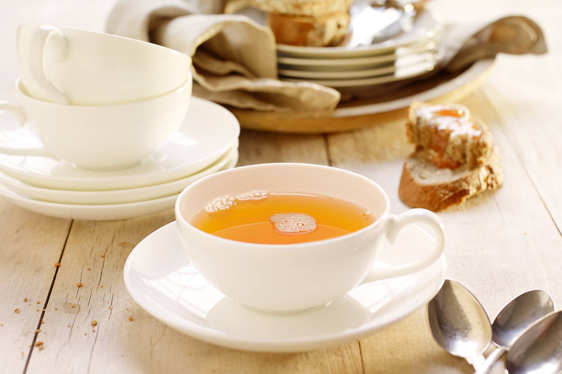 Darjeeling First Flush in Porzellanteetasse mit Frühstücksgeschirr