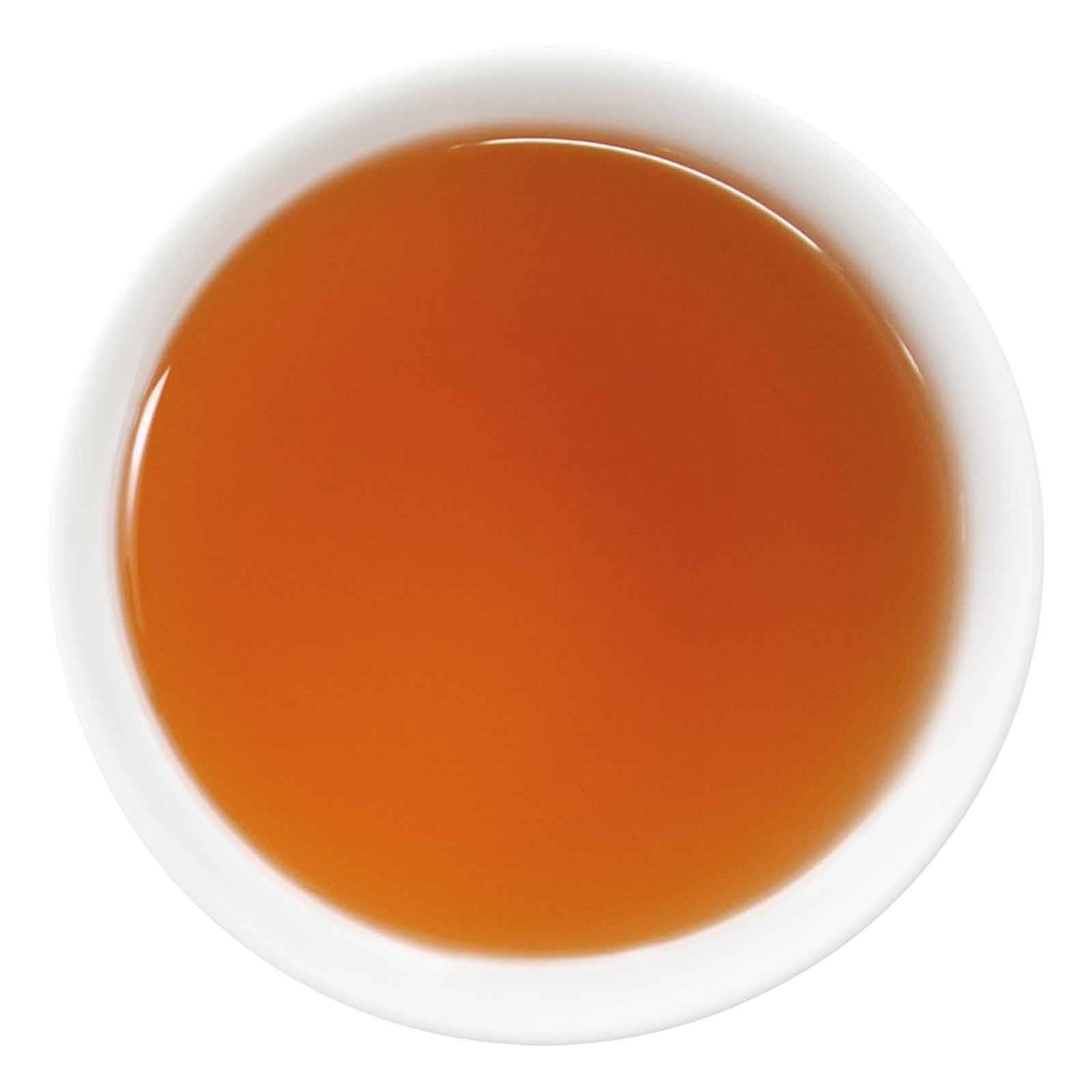 aufgebrühter Tee mit roséfarbener Tassenfarbe