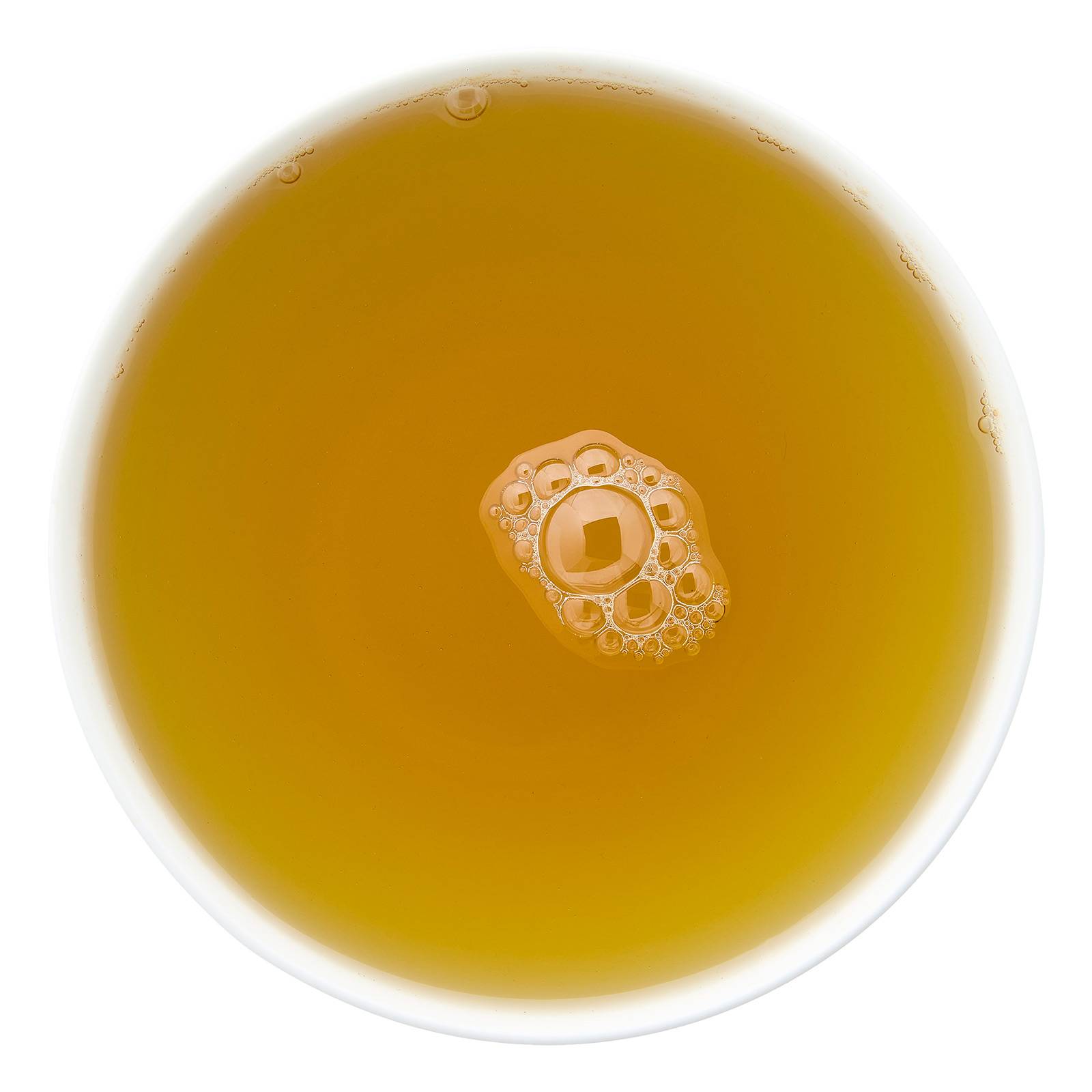 aufgebrühter tee von oben mit gelbbrauner tassenfarbe