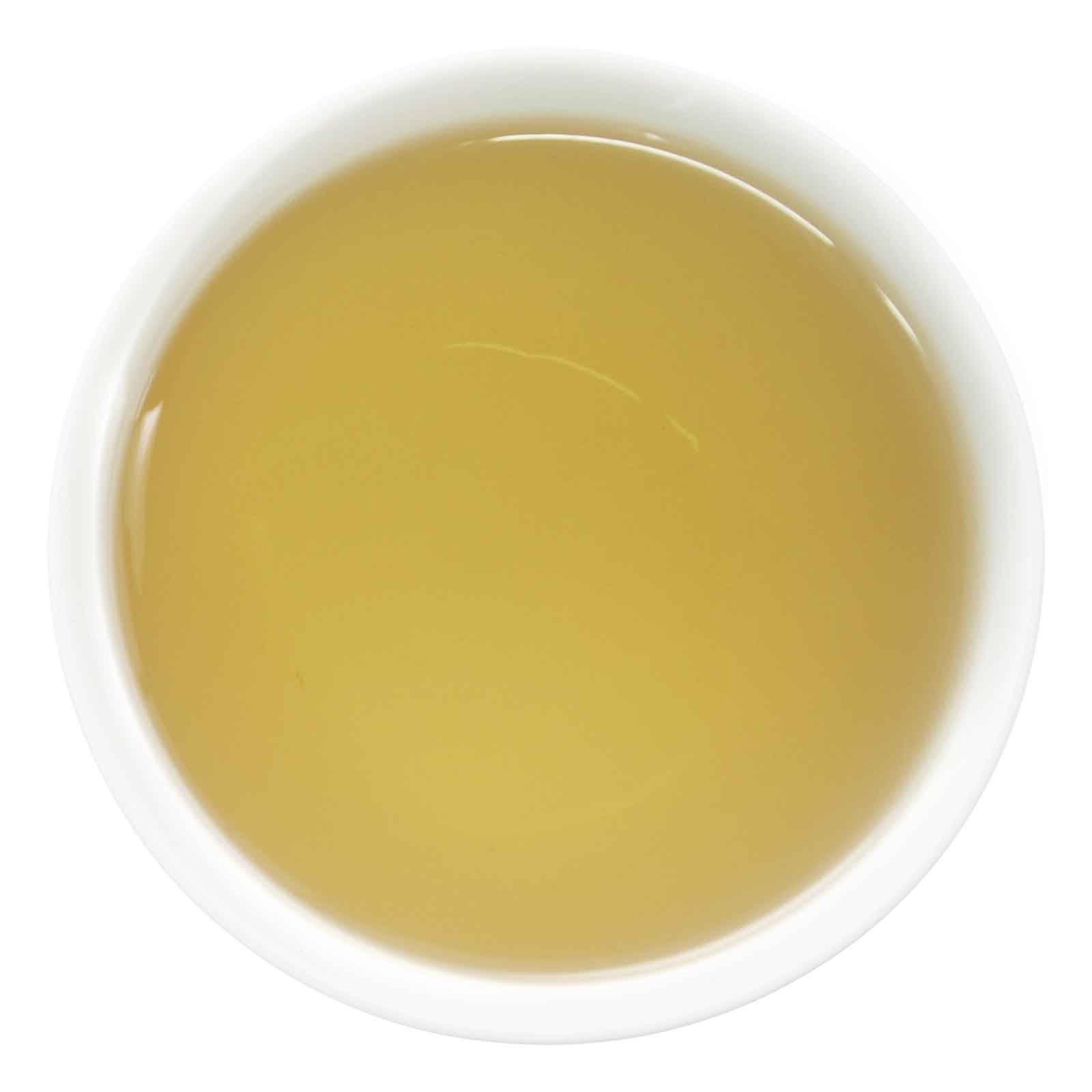 Aufgebrühter Tee mit gelb-goldener Tassenfarbe