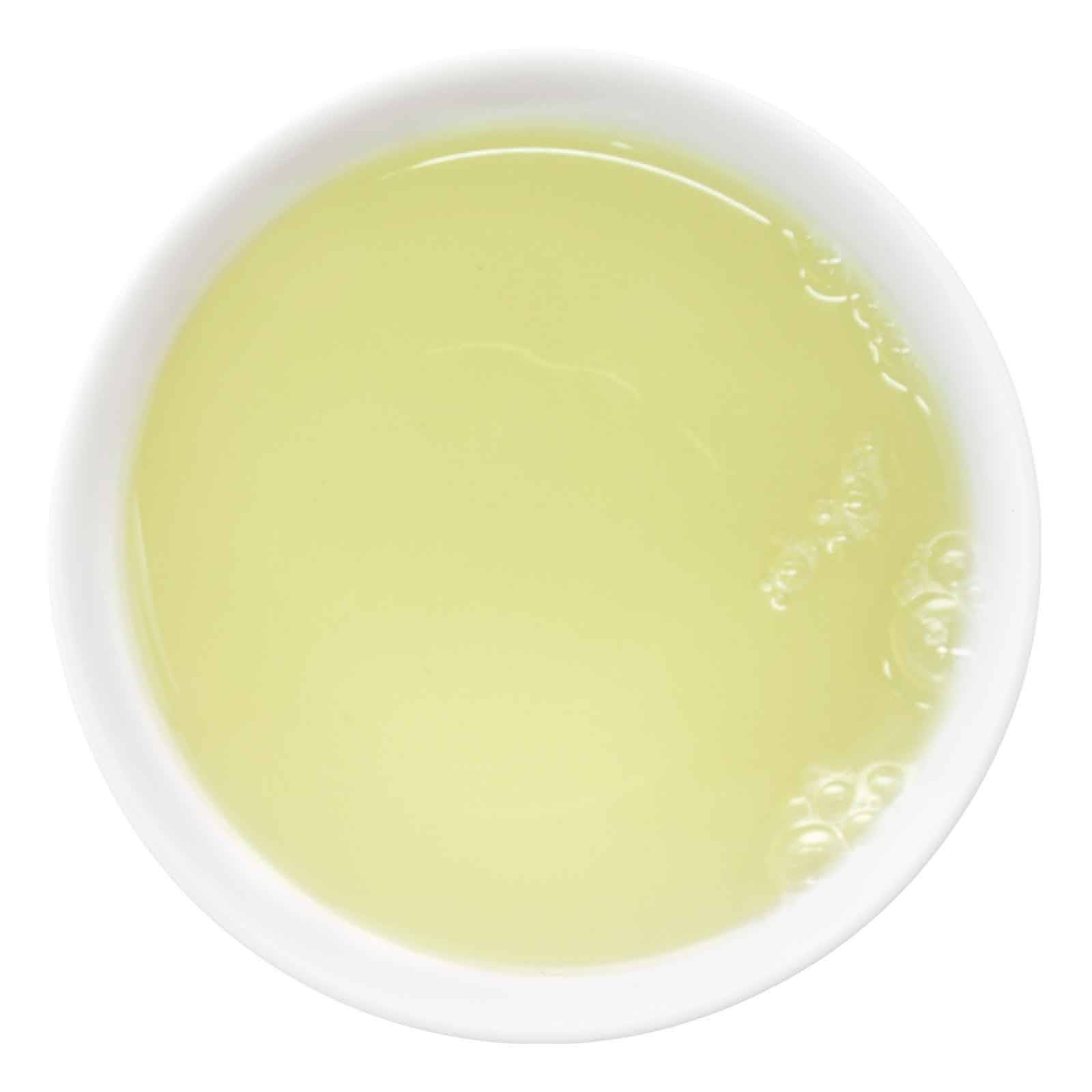 Aufgebrühter Tee mit gelbgrüner Tassenfarbe
