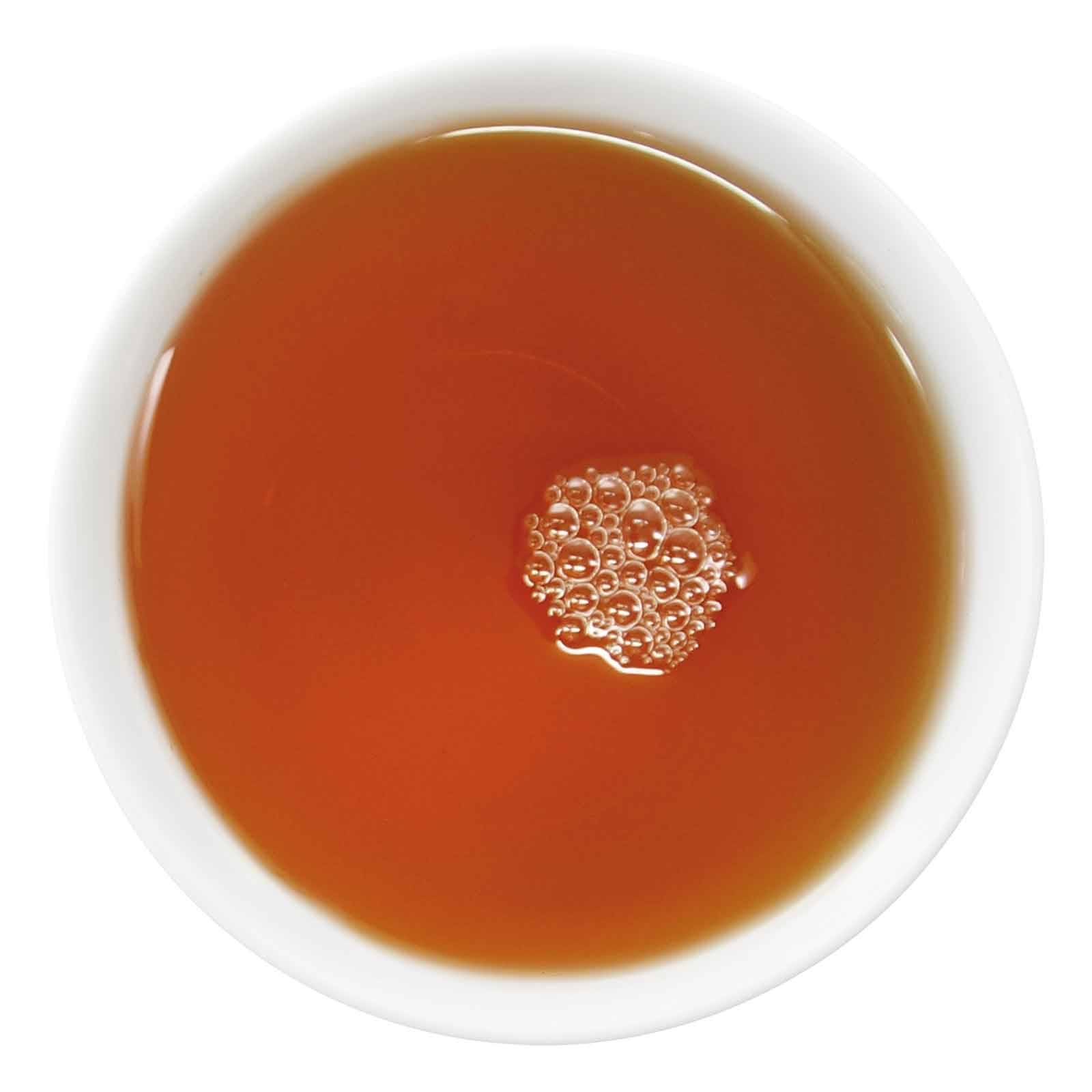 Aufgebrühter Tee mit rot-brauner Tassenfarbe