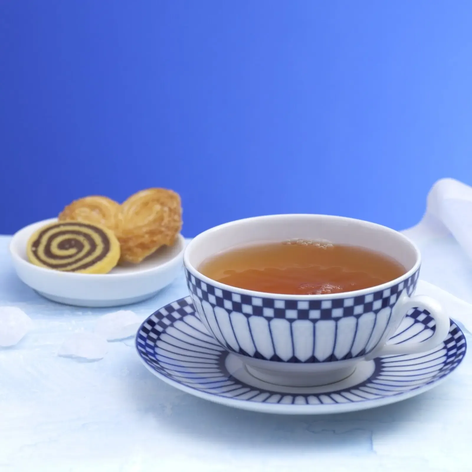 Dekoratives Bild mit aufgebrühtem Schwarztee Admiral's Cup® in Porzellantasse