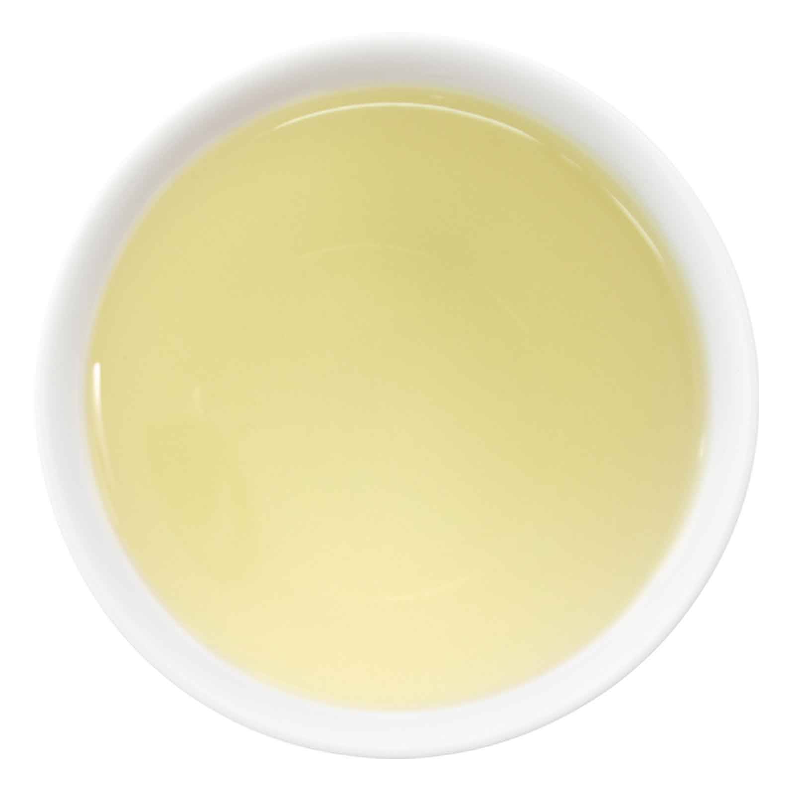 Aufgebrühter Tee mit gelb-grüner Tassenfarbe