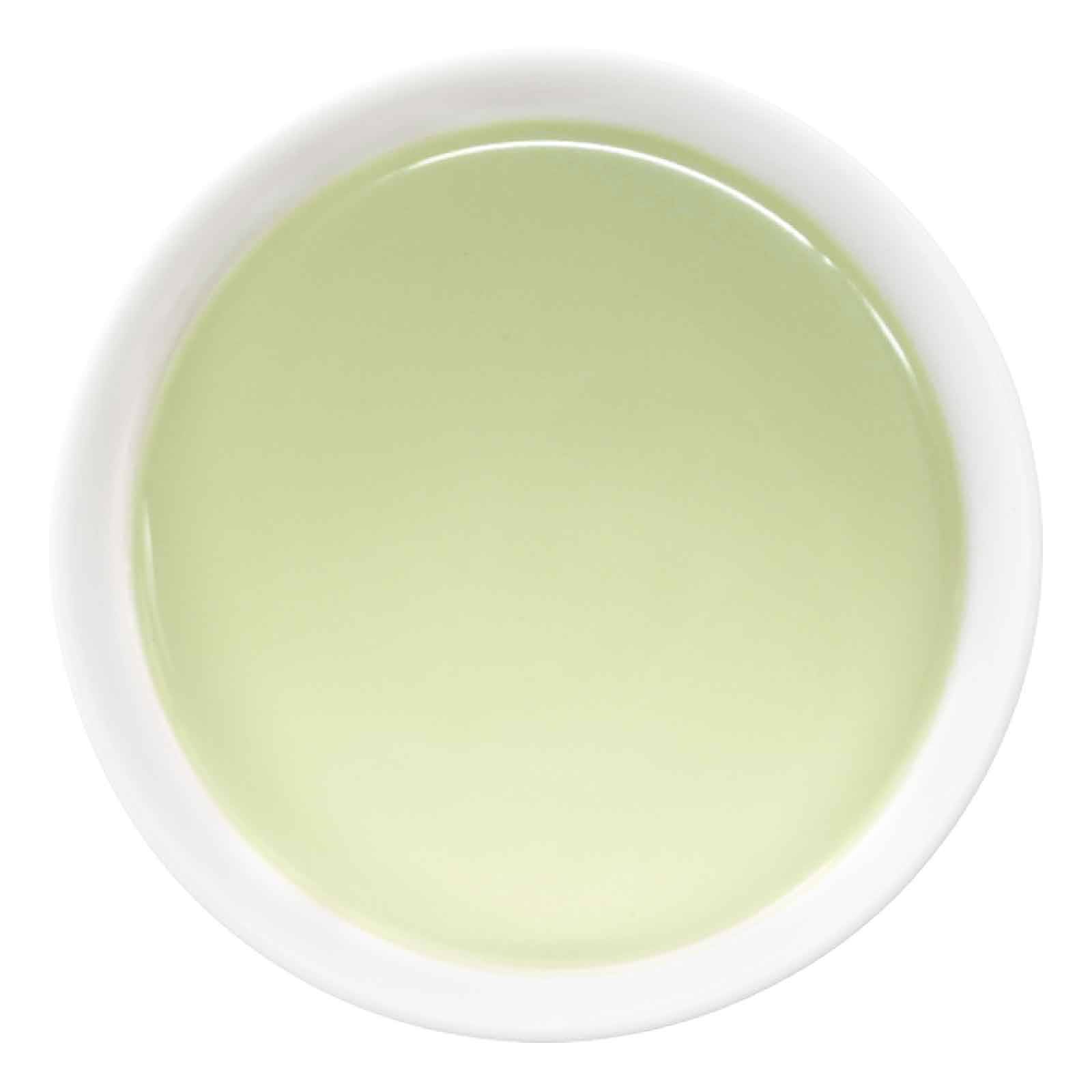Matcha frisch aufgeschäumt in weißer Teeschale