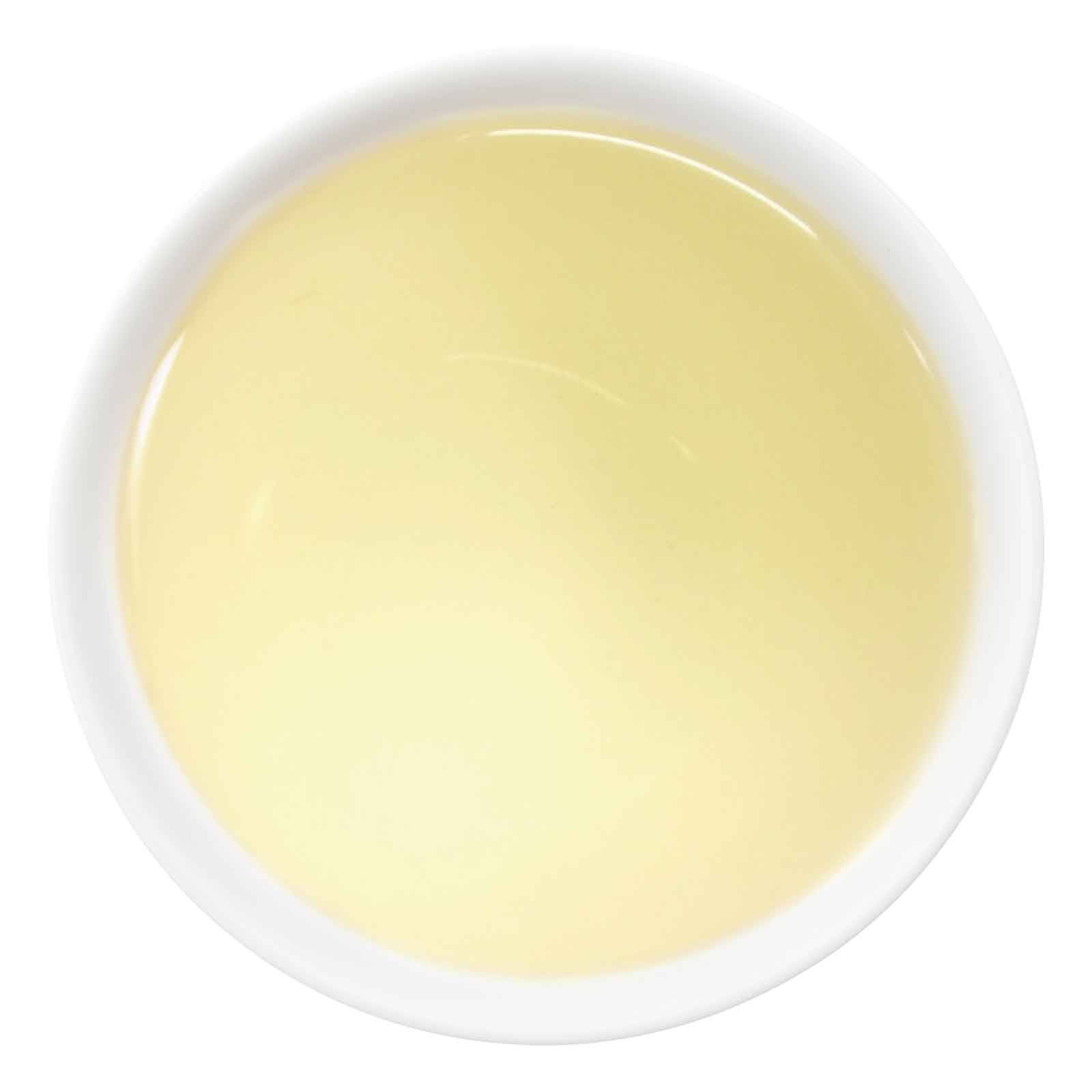 Aufgebrühter Tee mit gelbgrüner Tassenfarbe