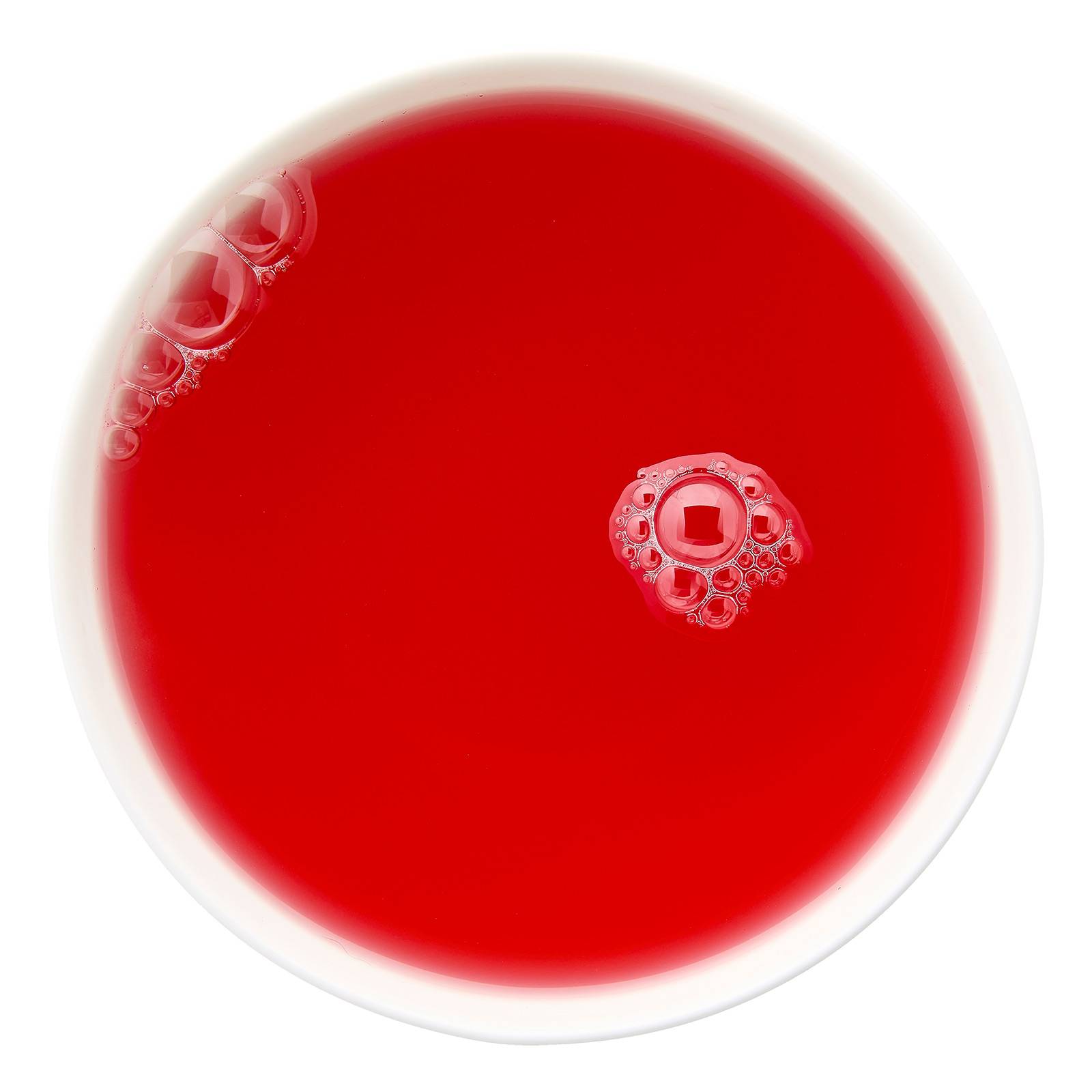 aufgebrühter Tee mit orangeroter Tassenfarbe